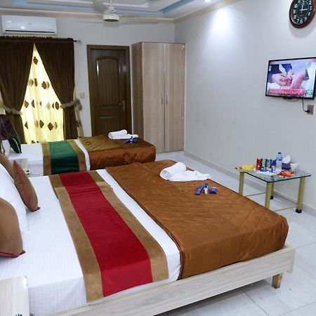 Hotel Deluxe Lahore Esterno foto