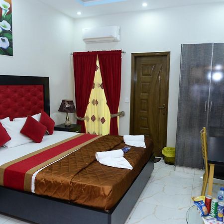 Hotel Deluxe Lahore Esterno foto