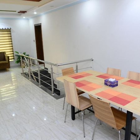Hotel Deluxe Lahore Esterno foto