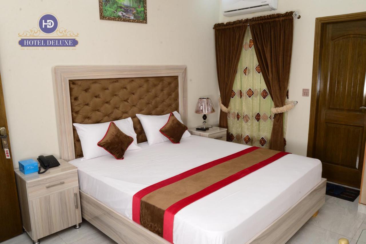 Hotel Deluxe Lahore Esterno foto