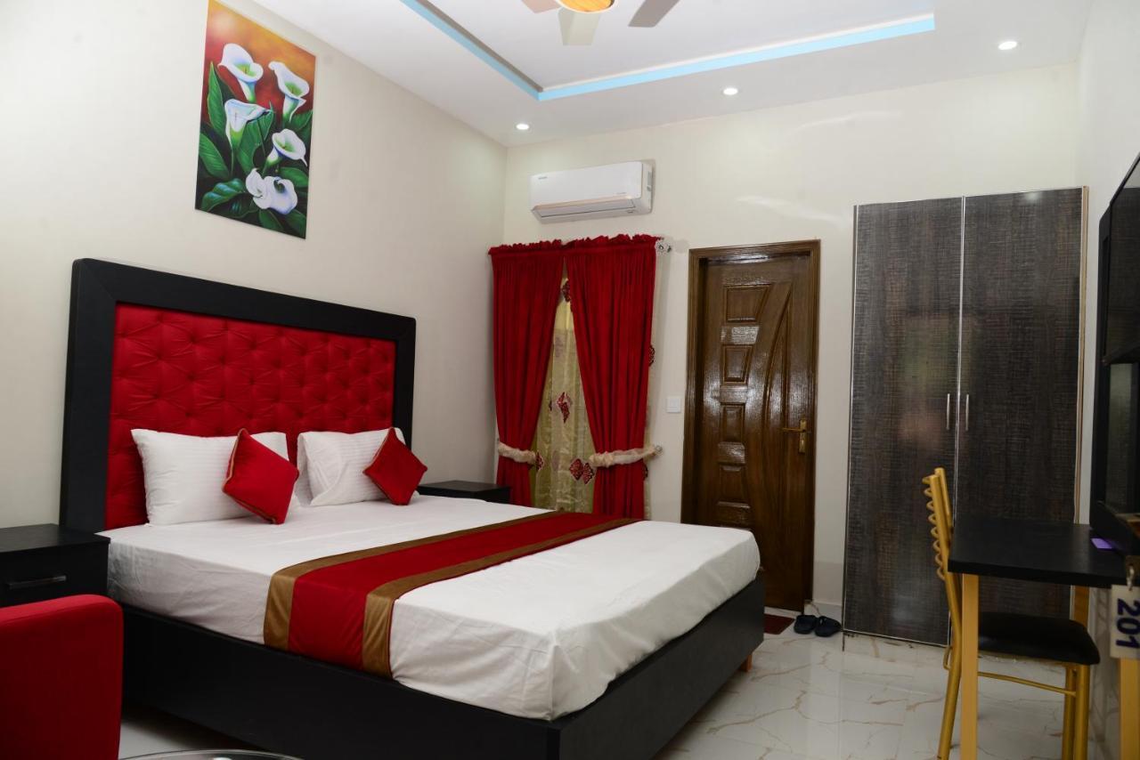 Hotel Deluxe Lahore Esterno foto