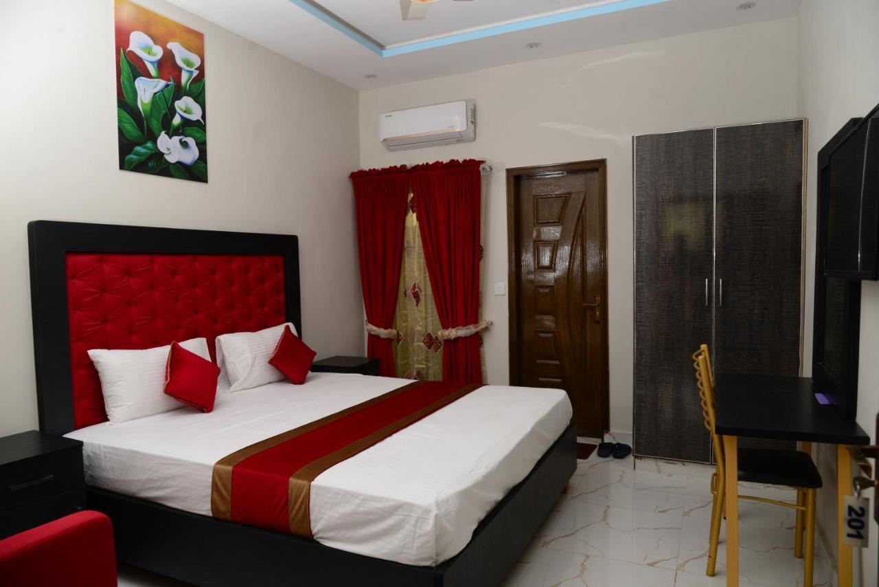 Hotel Deluxe Lahore Esterno foto