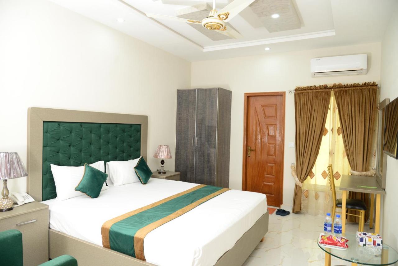 Hotel Deluxe Lahore Esterno foto