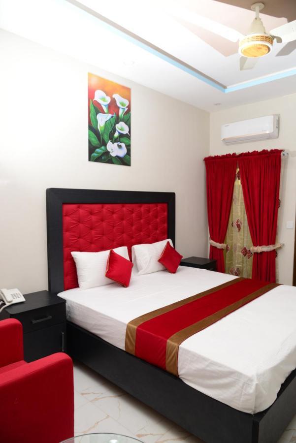 Hotel Deluxe Lahore Esterno foto