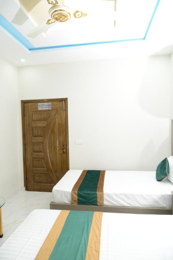 Hotel Deluxe Lahore Esterno foto
