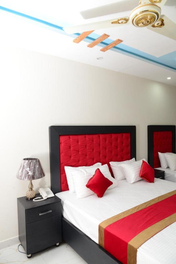 Hotel Deluxe Lahore Esterno foto