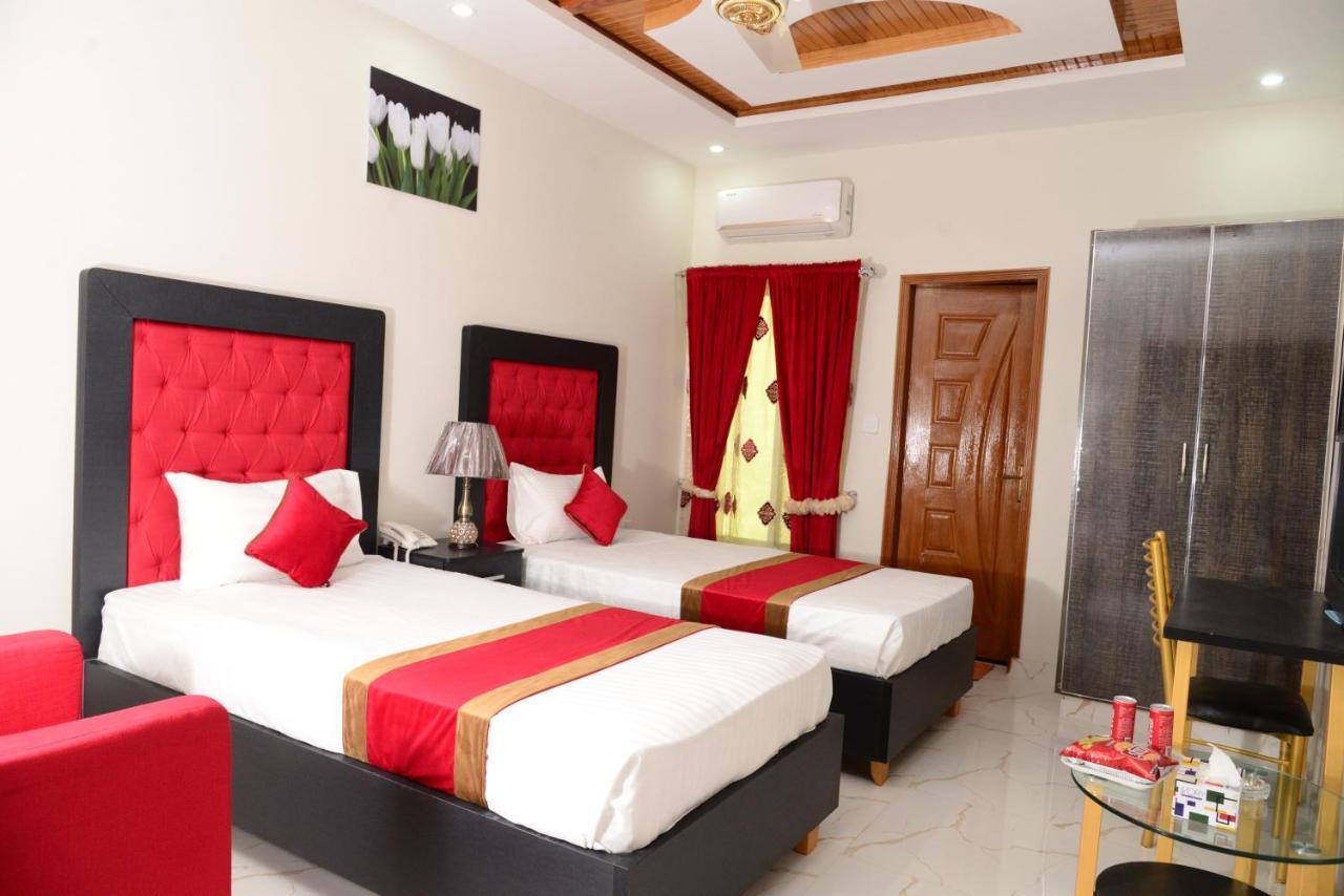 Hotel Deluxe Lahore Esterno foto