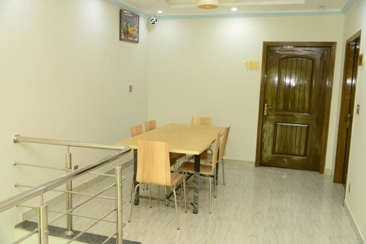 Hotel Deluxe Lahore Esterno foto