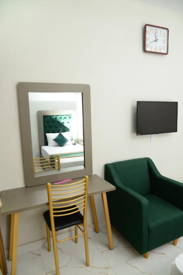 Hotel Deluxe Lahore Esterno foto