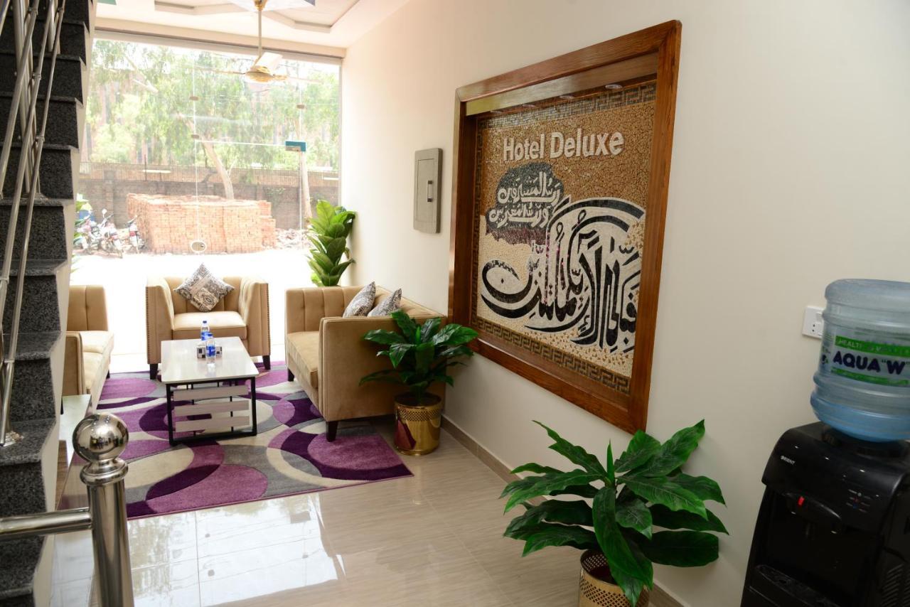Hotel Deluxe Lahore Esterno foto