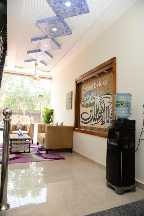 Hotel Deluxe Lahore Esterno foto
