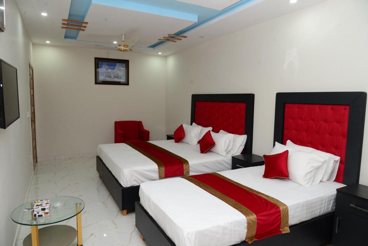 Hotel Deluxe Lahore Esterno foto