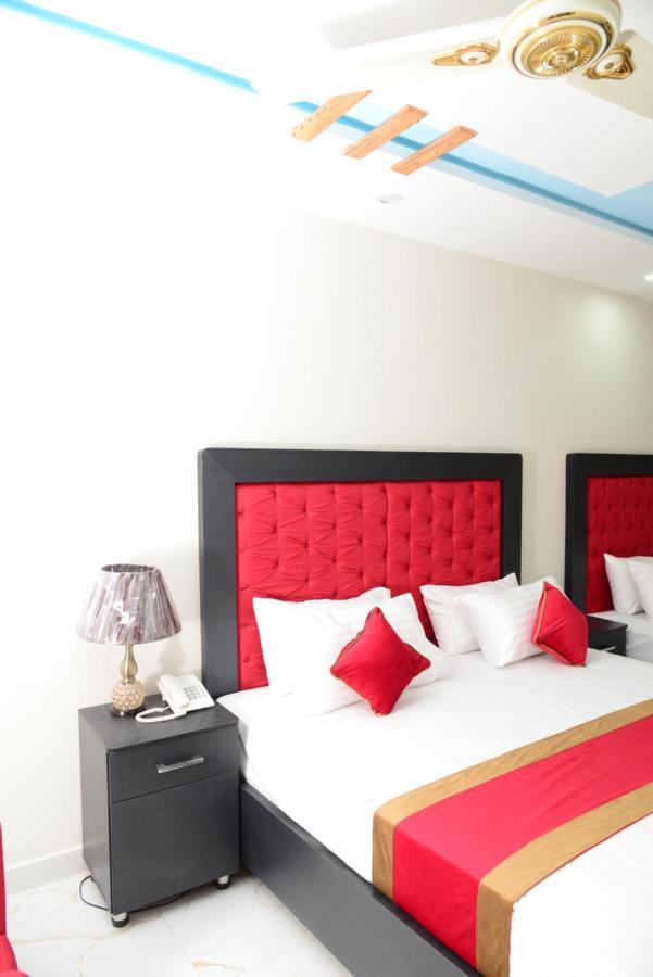 Hotel Deluxe Lahore Esterno foto