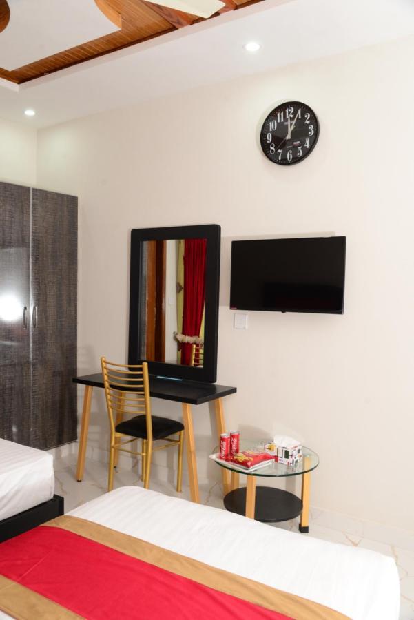 Hotel Deluxe Lahore Esterno foto