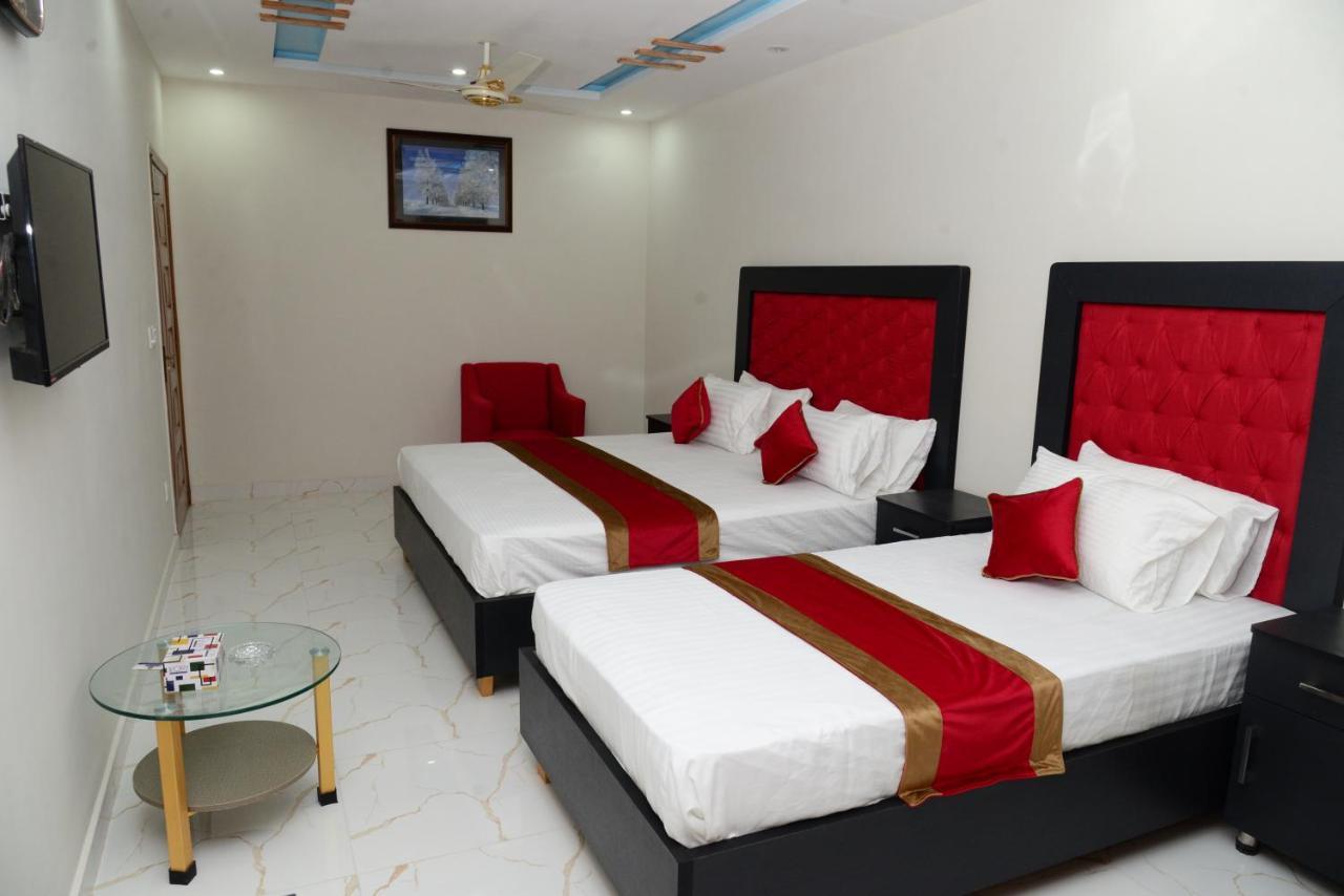 Hotel Deluxe Lahore Esterno foto