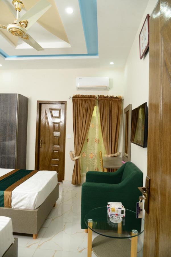 Hotel Deluxe Lahore Esterno foto