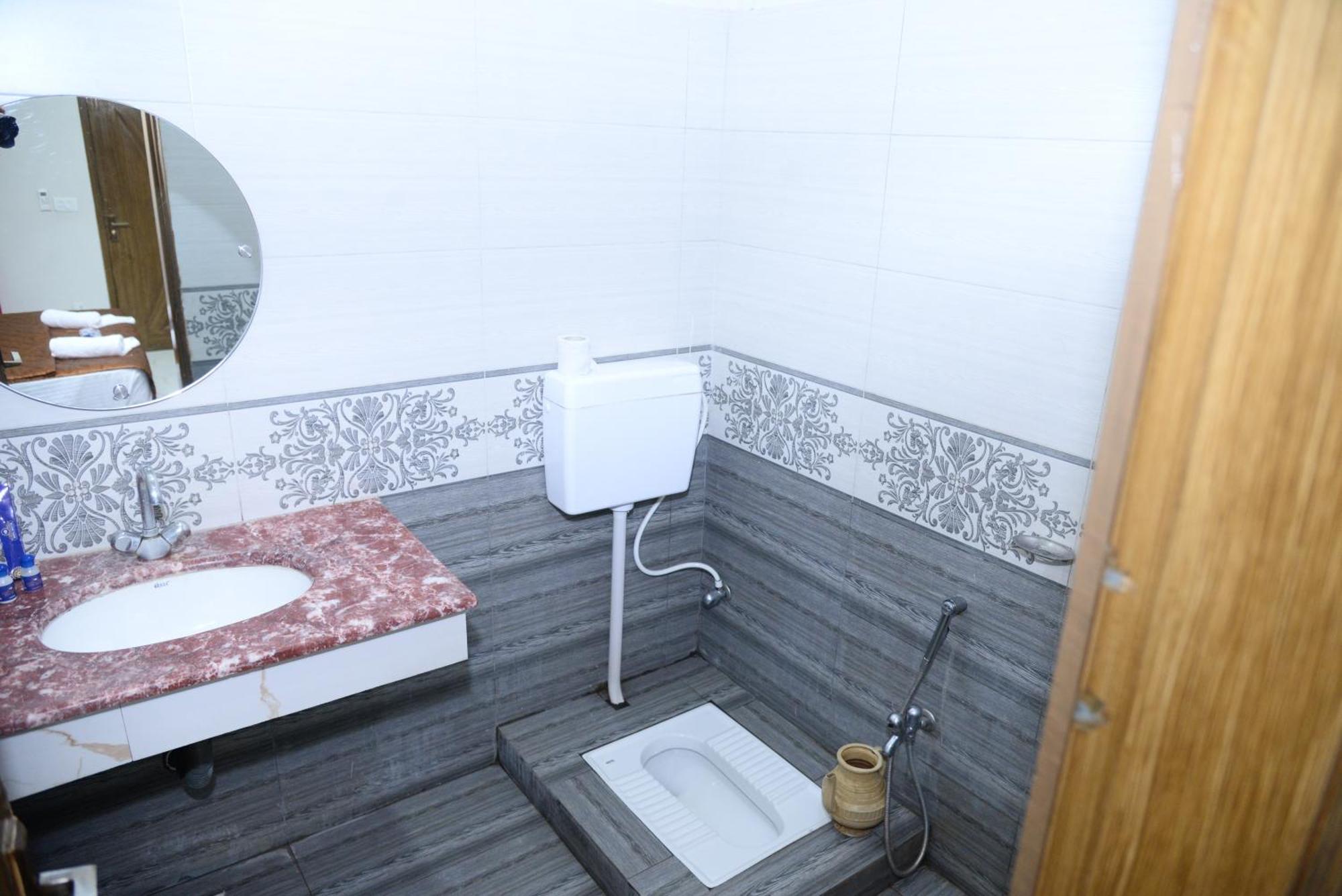 Hotel Deluxe Lahore Esterno foto
