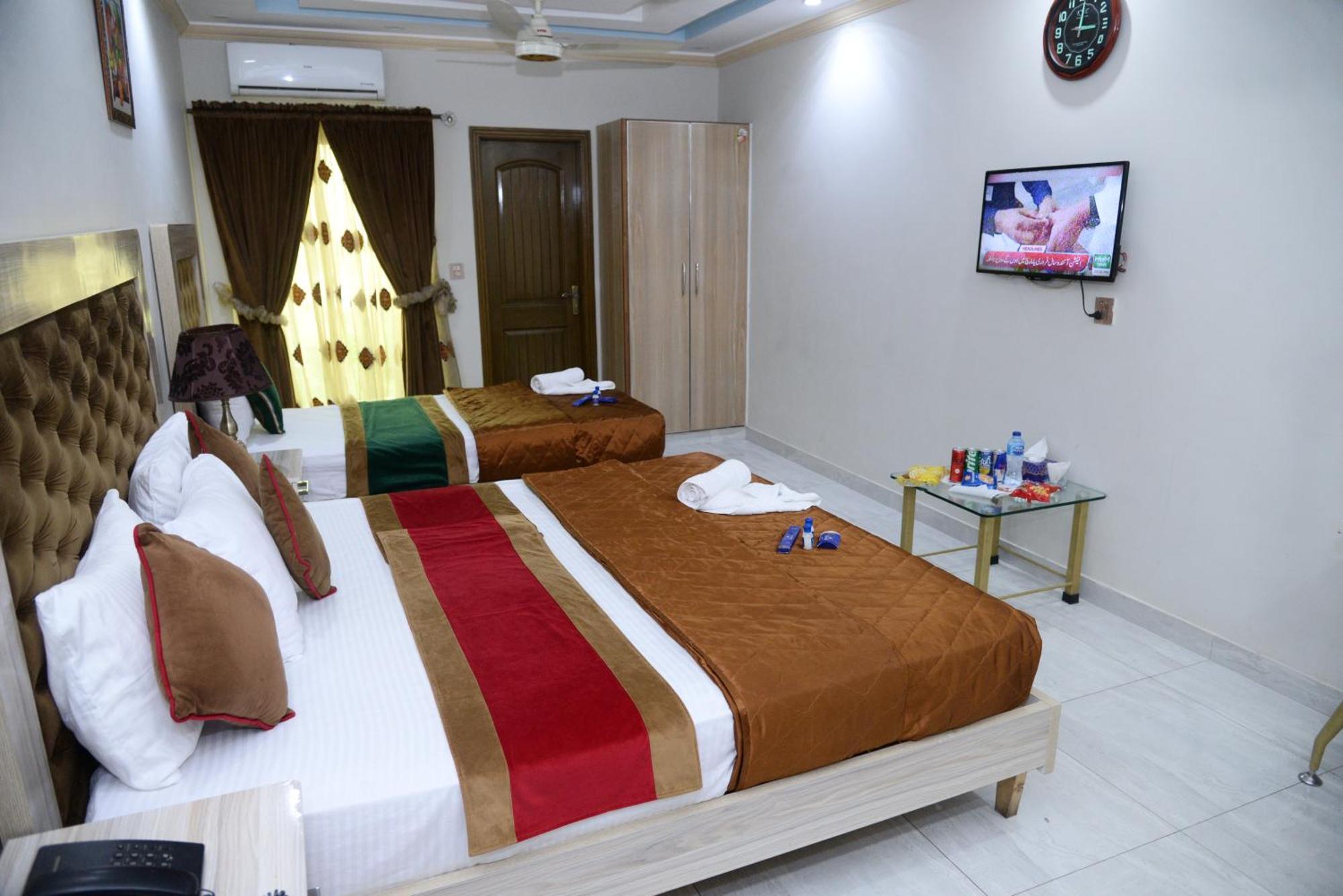 Hotel Deluxe Lahore Esterno foto
