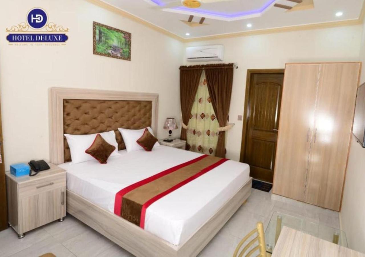 Hotel Deluxe Lahore Esterno foto