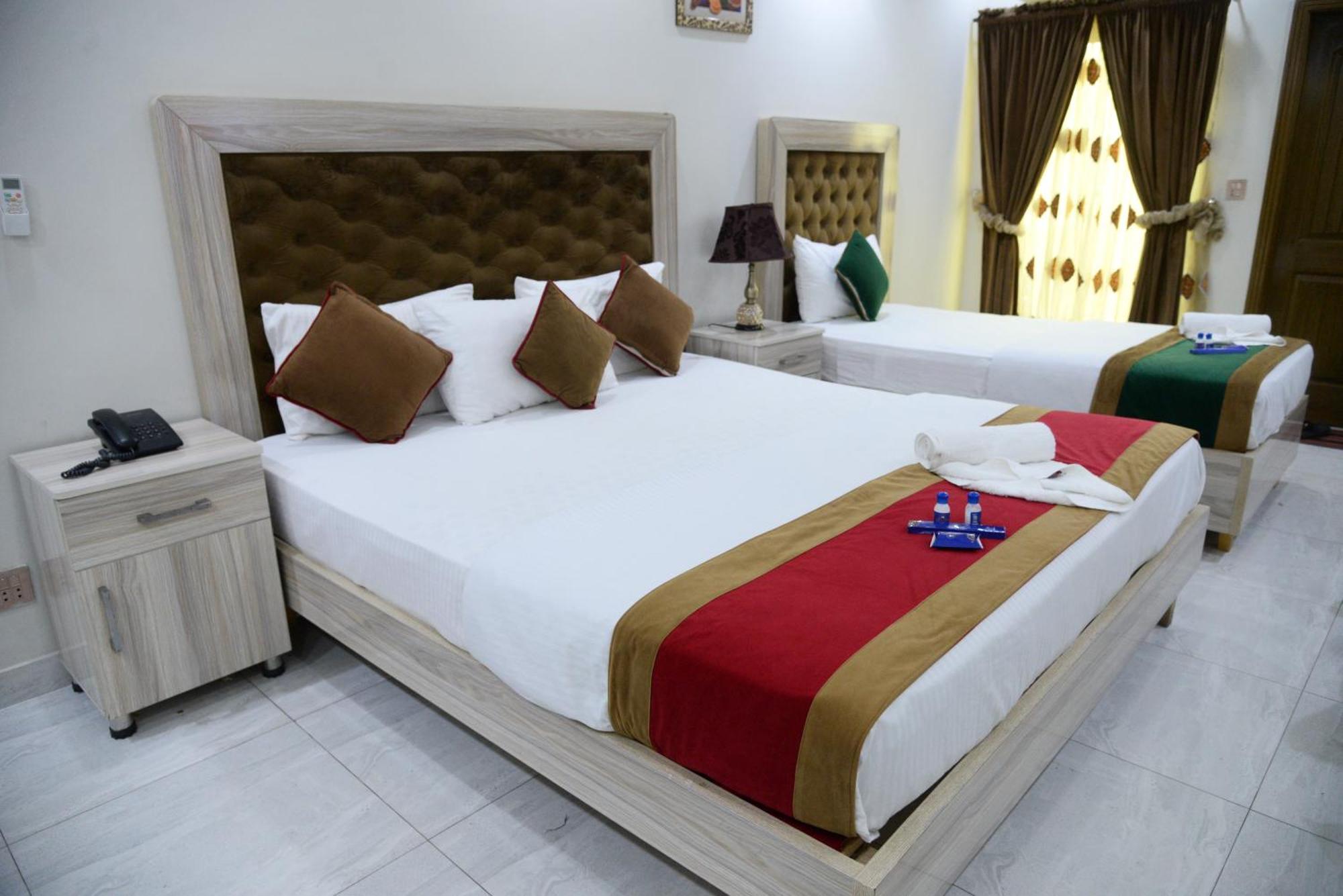 Hotel Deluxe Lahore Esterno foto