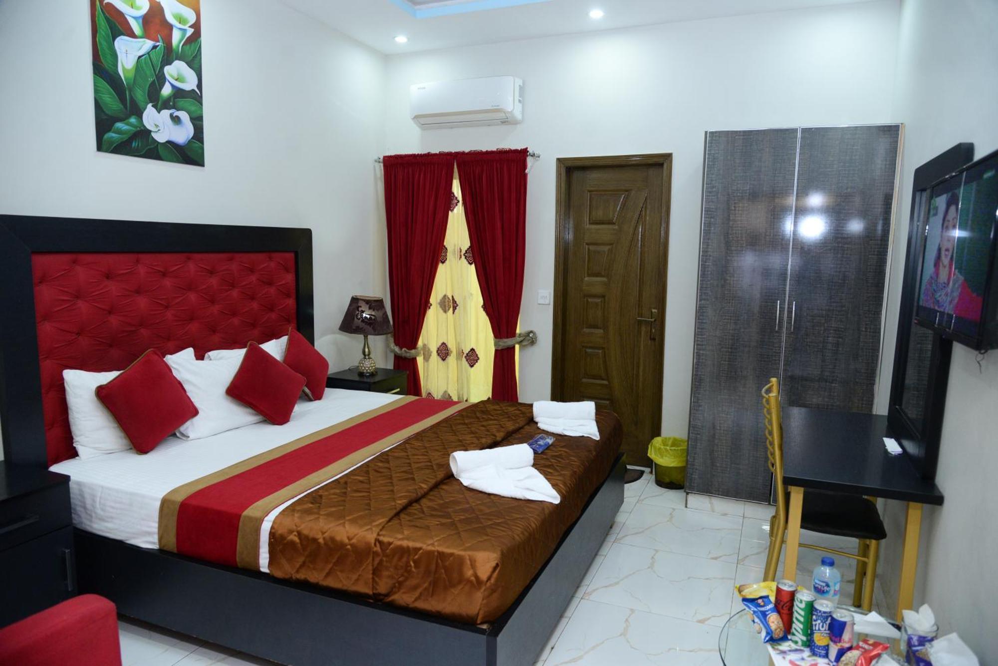 Hotel Deluxe Lahore Esterno foto