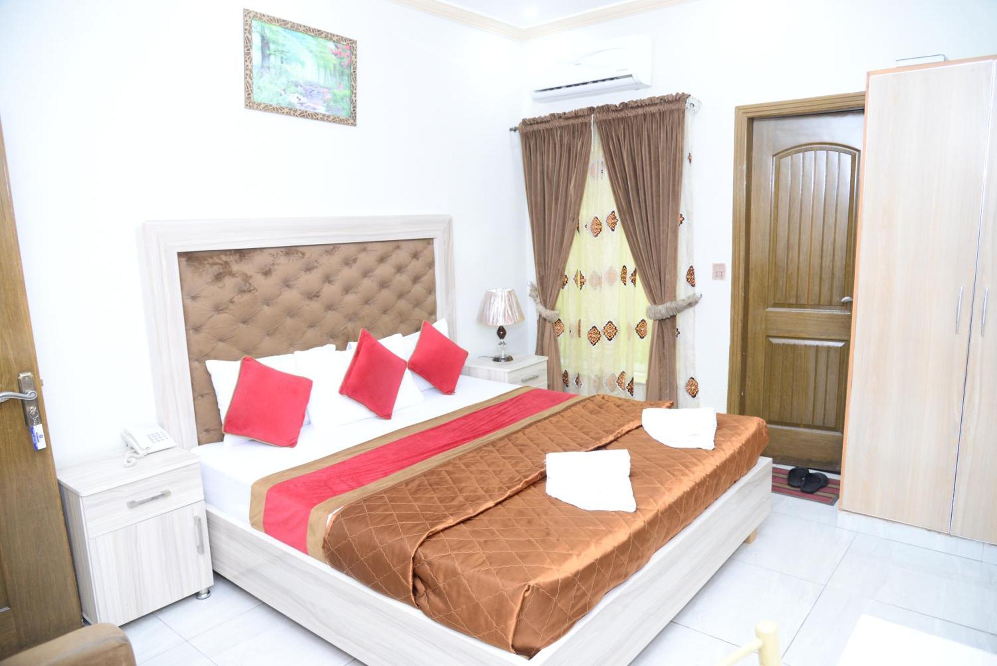 Hotel Deluxe Lahore Esterno foto