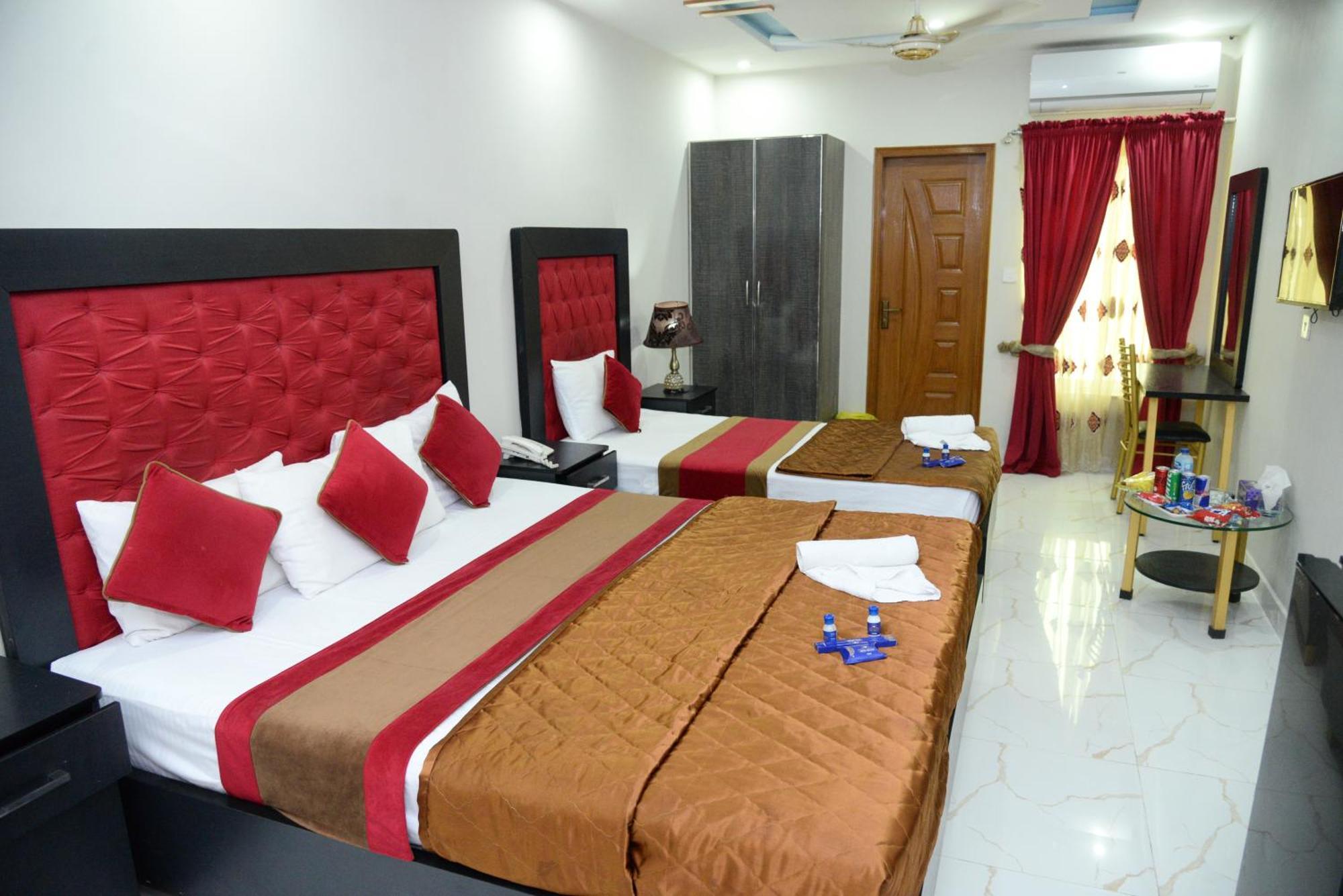 Hotel Deluxe Lahore Esterno foto