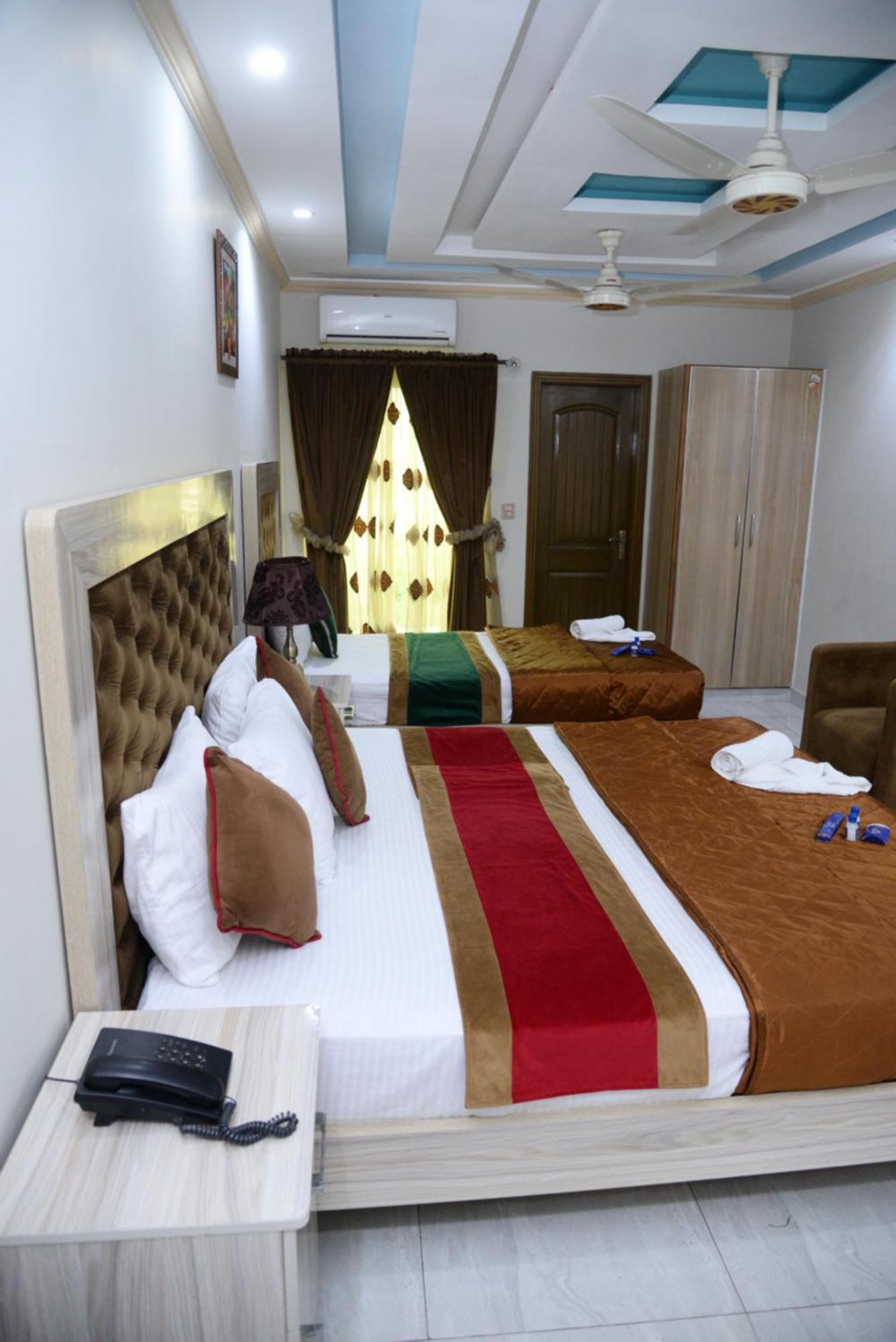 Hotel Deluxe Lahore Esterno foto