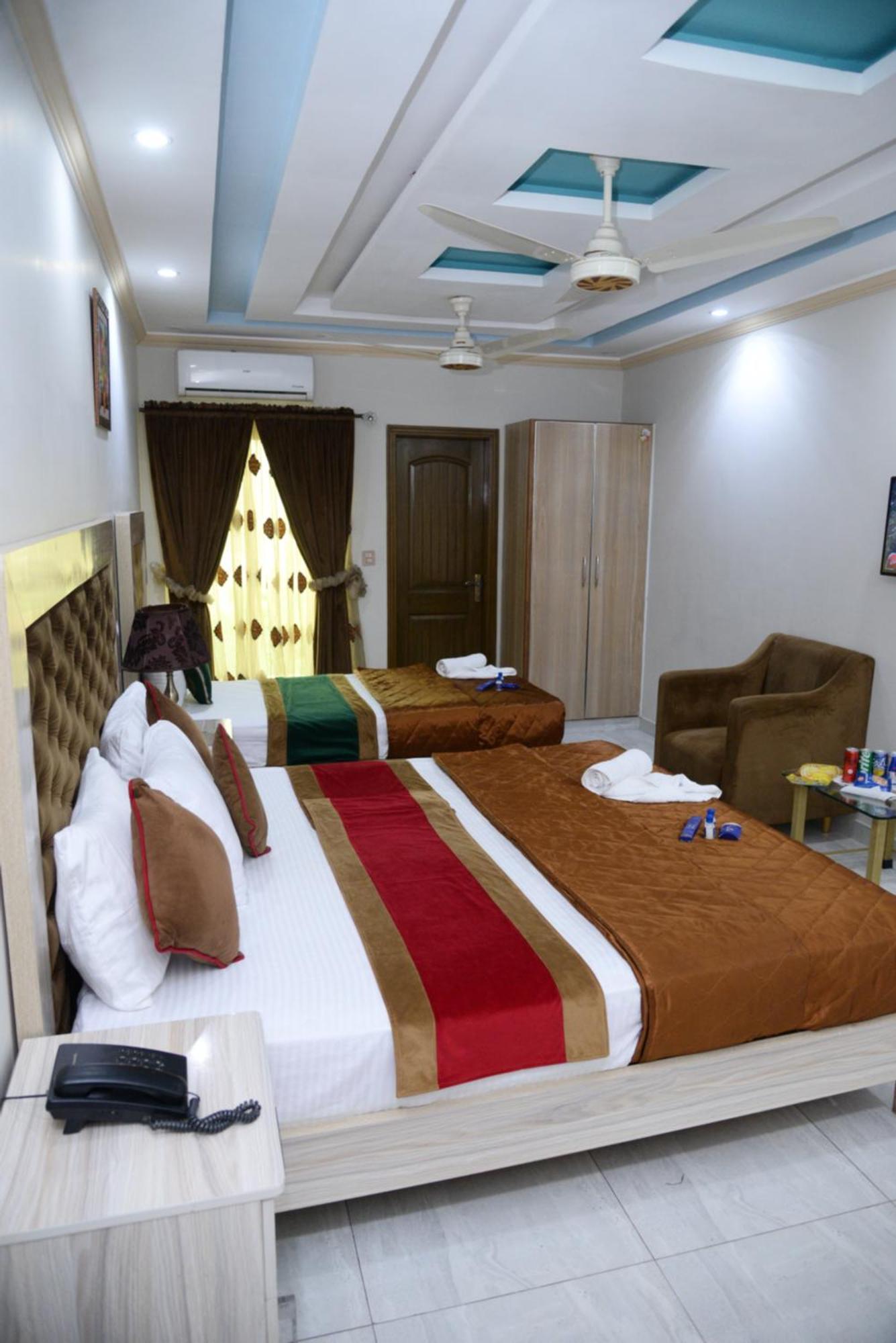 Hotel Deluxe Lahore Esterno foto