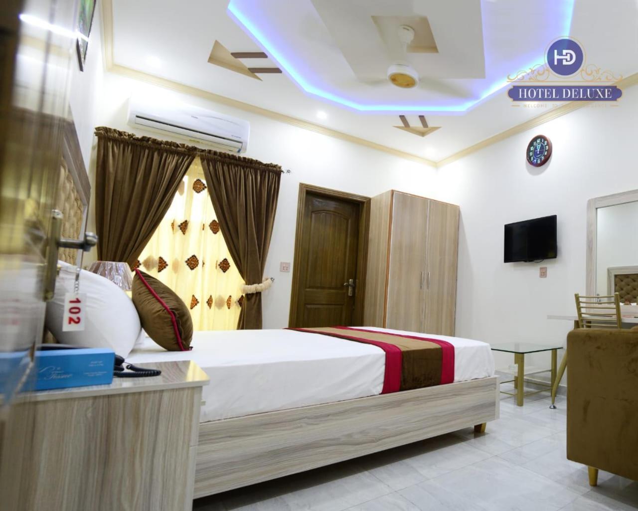 Hotel Deluxe Lahore Esterno foto