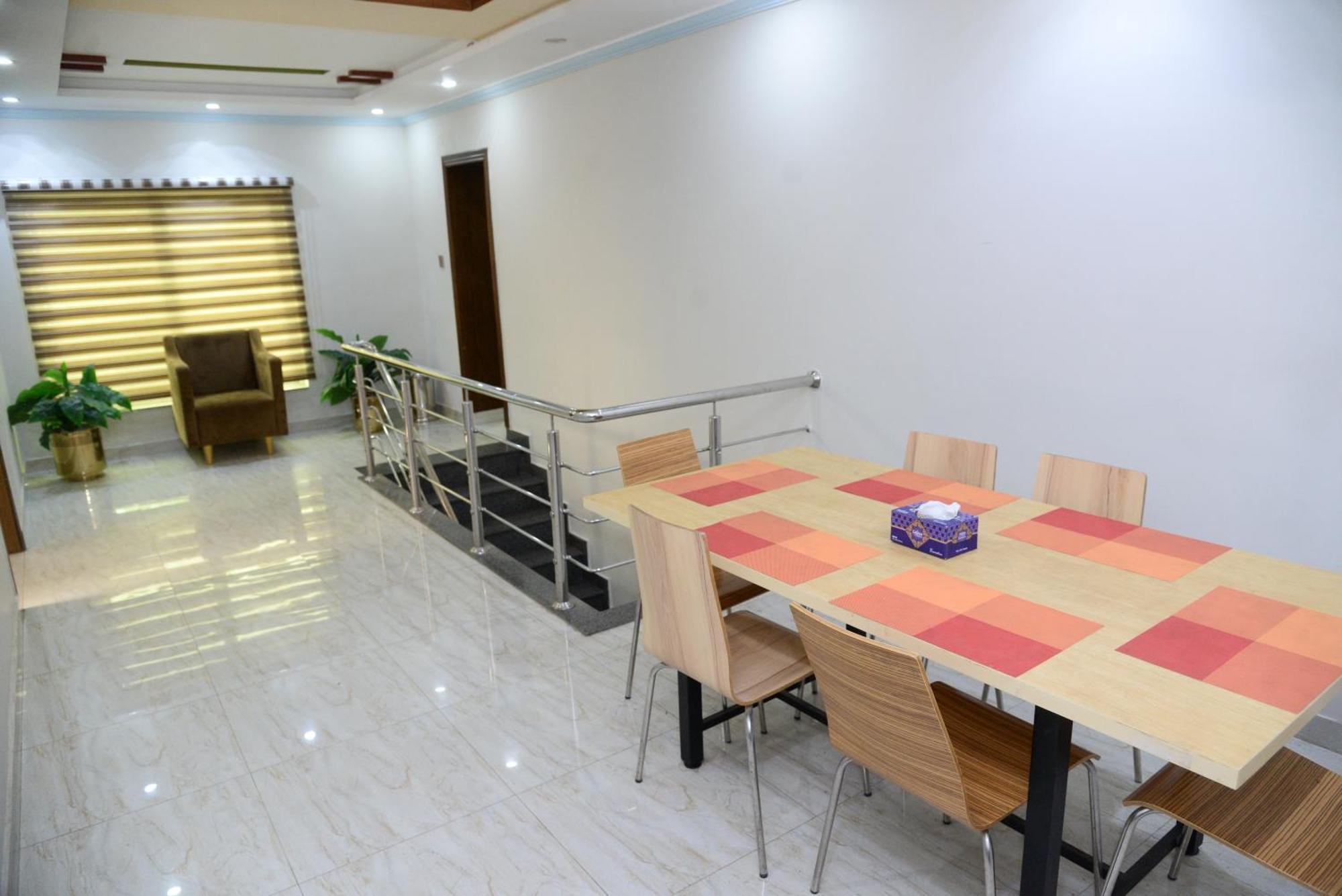 Hotel Deluxe Lahore Esterno foto